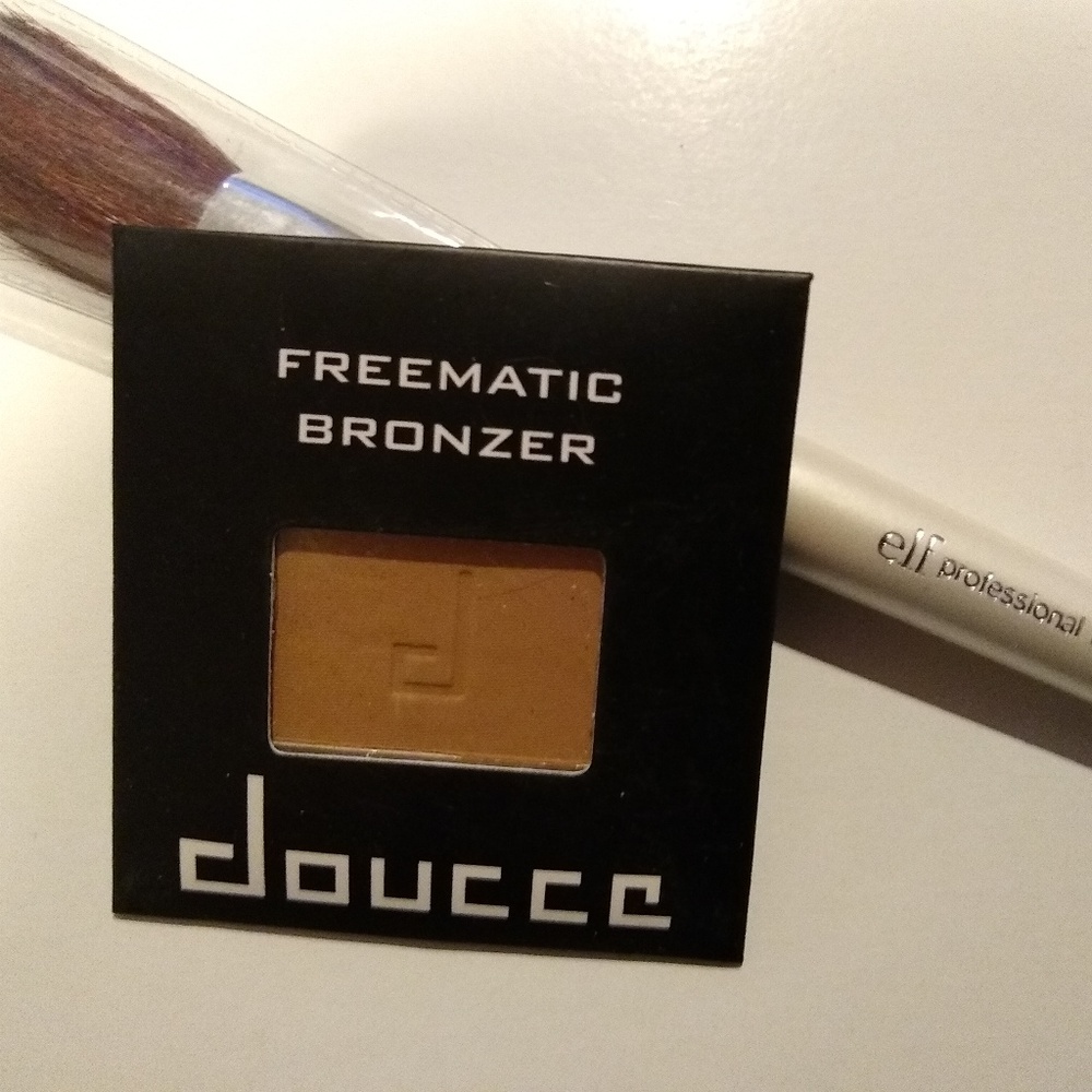 Doucce Freematic Bronzer + Brush - New and Unopen!
